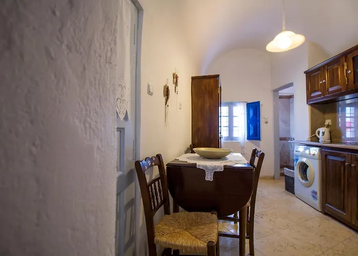 Lithies Traditional Homes فندق